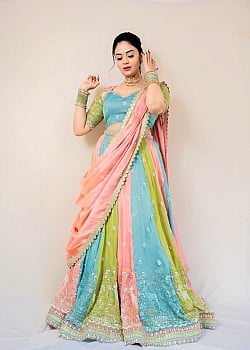 Sreemukhi image 2 of 4