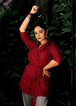 Sreemukhi image 4 of 4