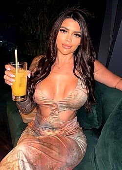 Stephanie Louise (Instagram) image 2 of 4