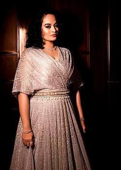 Suja Varunee image 3 of 4