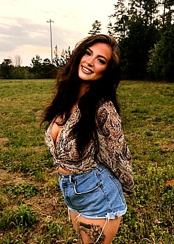 Summer Leigh (Instagram) image 3 of 4