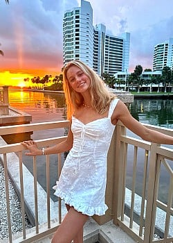 Summer McIntosh image 2 of 4