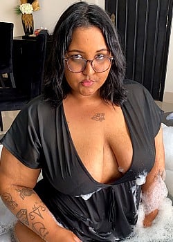 Suyanne Heria image 2 of 2