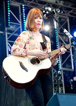 Suzanne Vega image 3 of 4