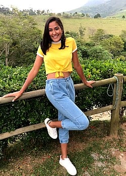 Tainara Santos image 3 of 4