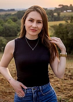Tais Mikalski image 2 of 4
