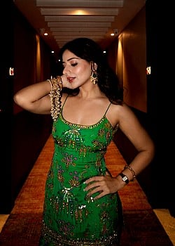 Tania (Actress) image 1 of 4