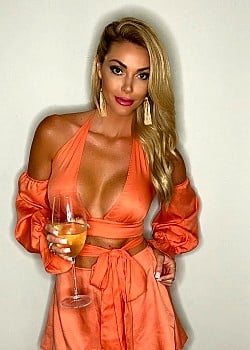 Taryn Shay image 3 of 3