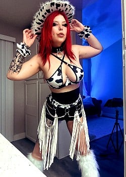 Taylor Nicole image 4 of 4