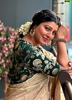 Tejaswini Pandit image 2 of 3
