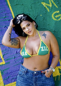 Thais Mina image 2 of 3