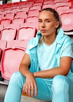 Thea Bjelde image 2 of 2