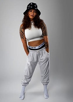 Tia Holzworth image 1 of 2