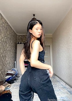 Tina Kim (camgirl) image 2 of 3