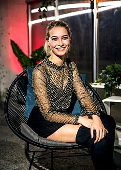 Tinne Oltmans image 1 of 2