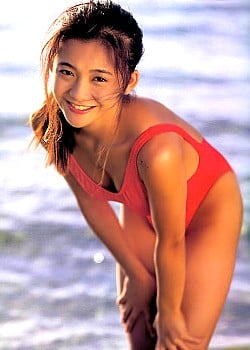 Tomomi Kahara image 2 of 4