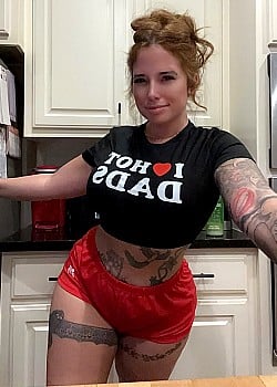 Tracy Lynn (OnlyFans) image 2 of 4