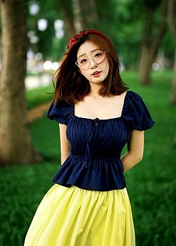 Truc Thanh Hoang image 1 of 2