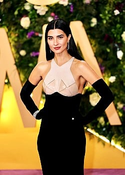 Tuba Buyukustun image 2 of 2