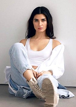 Tuba Buyukustun image 3 of 4