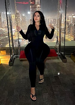 Valentina Yesenia image 2 of 4