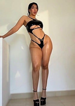 Valeria Balboa image 1 of 3