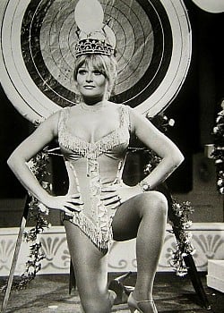 Valerie Perrine image 2 of 4
