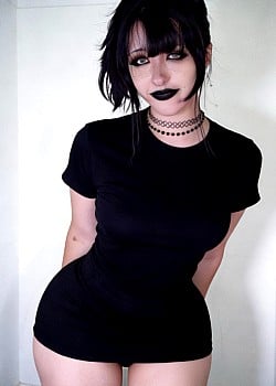 Vanesa Mili image 1 of 4