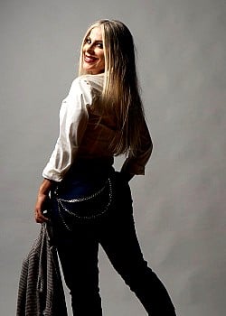 Vanessa Mesquita image 2 of 2