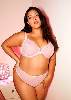 Vanessa Romo image 2 of 4