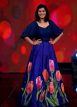 Varalaxmi Sarathkumar image 2 of 4