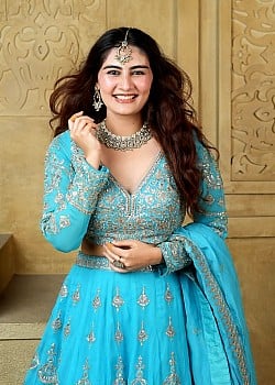 Vedika Bhandari image 2 of 2