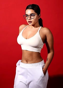 Veena Jessi image 2 of 4