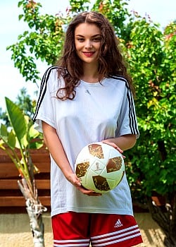 Veronika Glam image 3 of 4