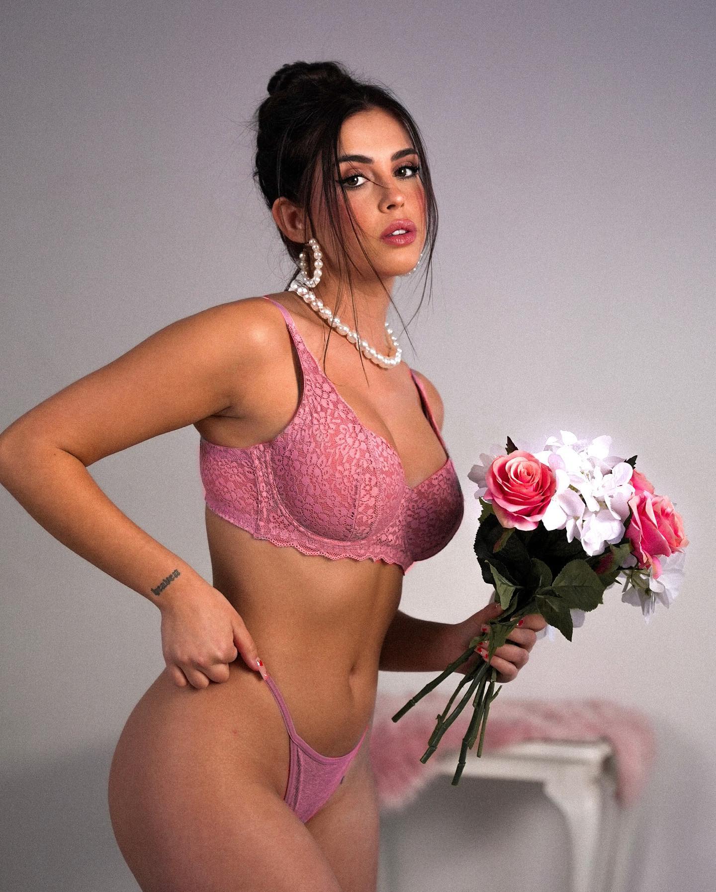 Victoria Caro - Free pics, galleries & more at Babepedia