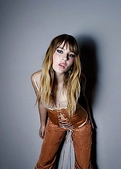 Victoria De Angelis image 2 of 4