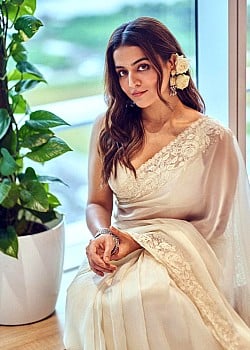 Wamiqa Gabbi image 1 of 4