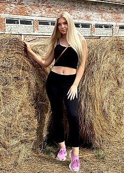 Yana Karpova image 2 of 3
