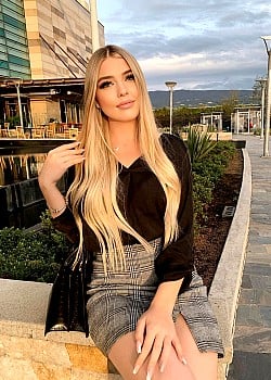 Yana Karpova image 1 of 2