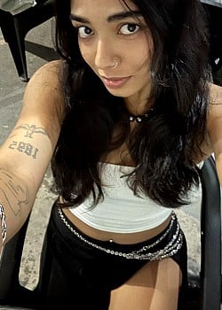 Yanne Hellenn image 1 of 2
