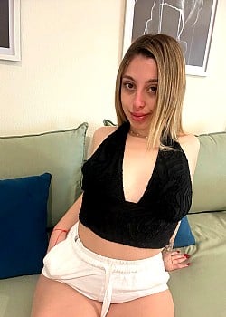 Yara Navaro image 1 of 2