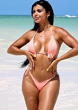 Yesli Gomez image 3 of 4