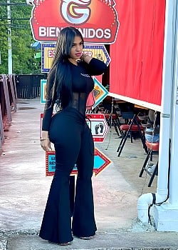 Yinett Baez image 2 of 4