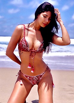Yoselin Norona image 2 of 4