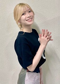 Yoshino Aoyama image 2 of 2
