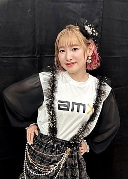 Yoshino Nanjo image 2 of 3