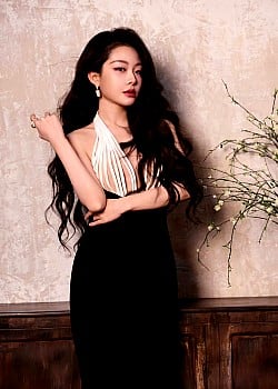 Yu Yan image 1 of 2