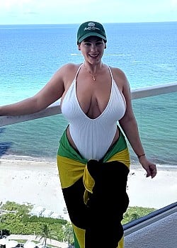 Yudiany Santander image 2 of 3