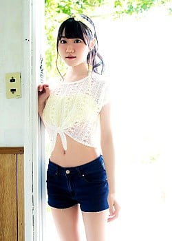 Yui Ogura image 1 of 3