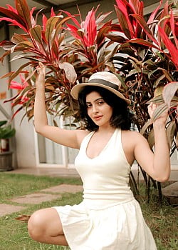 Yukti Kapoor image 2 of 2